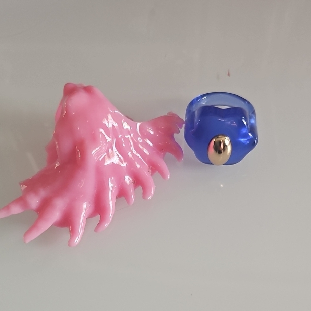 La Manso 2 Rings. Pink Is Size 5. Blue Is Size 6.